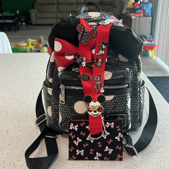 Loungefly Minnie Black and White sequence mini backpack - Picture 2 of 4